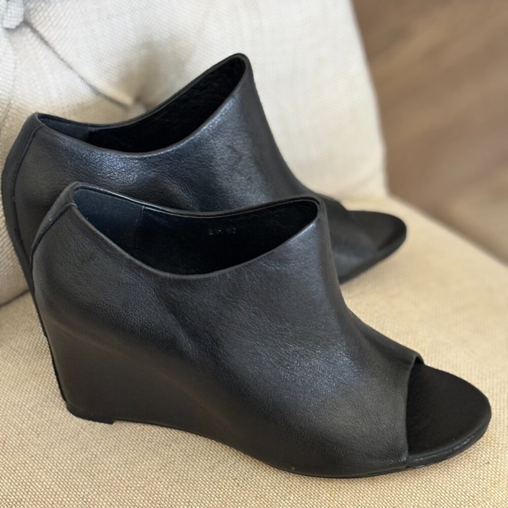 Black Leather Open Toe Full Wedge Shoe - size 40 EU